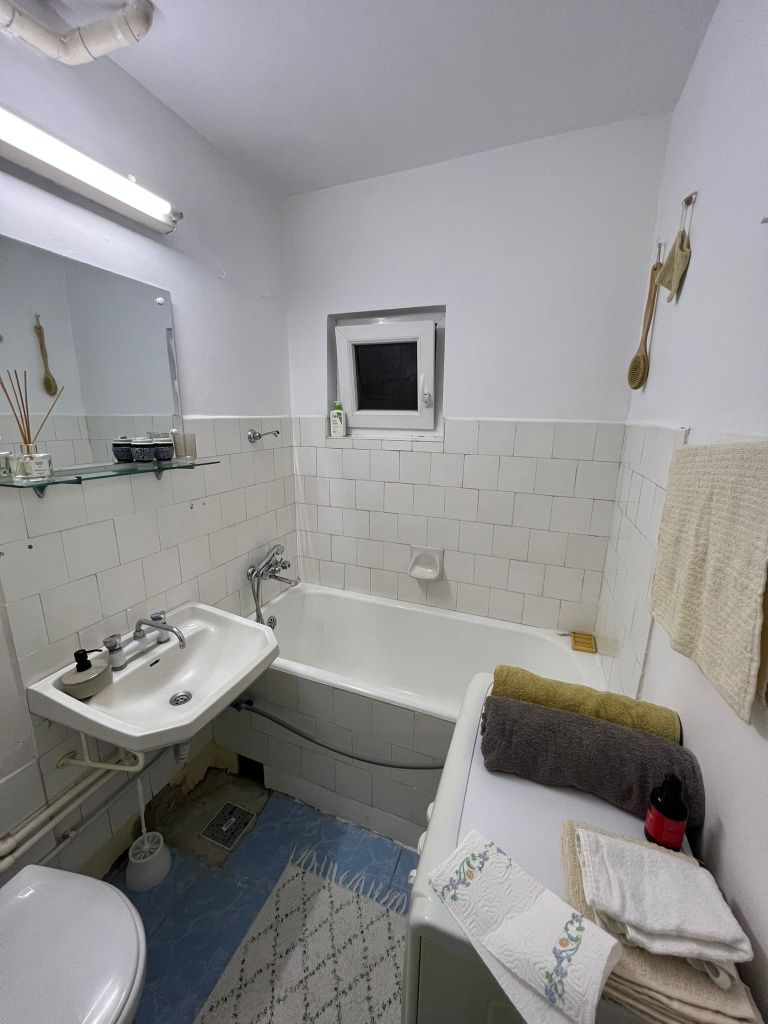 Închiriez apartament cu 2 camere