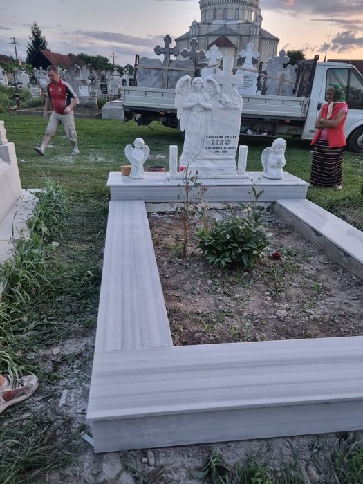 Monumente funerare, cruci marmură ,granit, mozaic