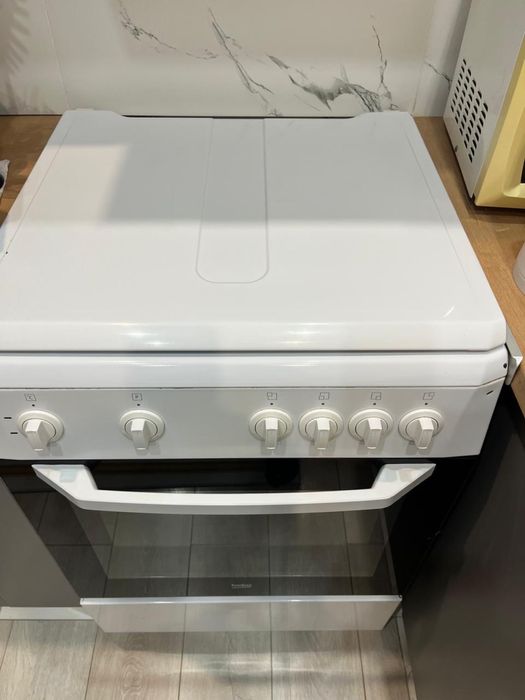 Печка б.у.Состояние среднее.Духовка работает