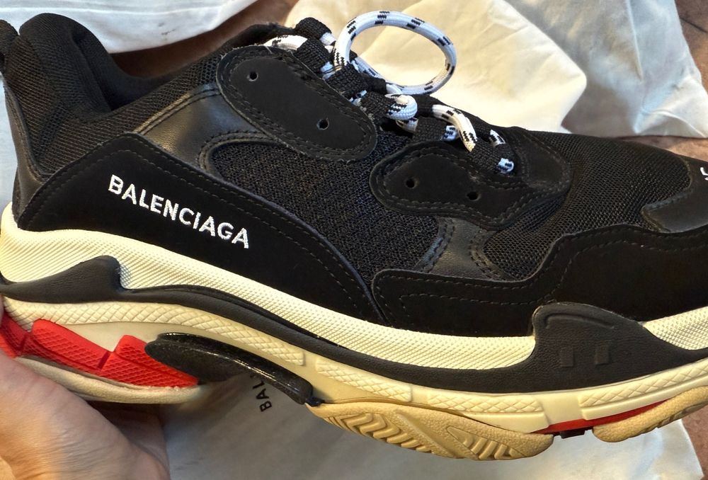 Нови обувки Balenciaga Triple S
