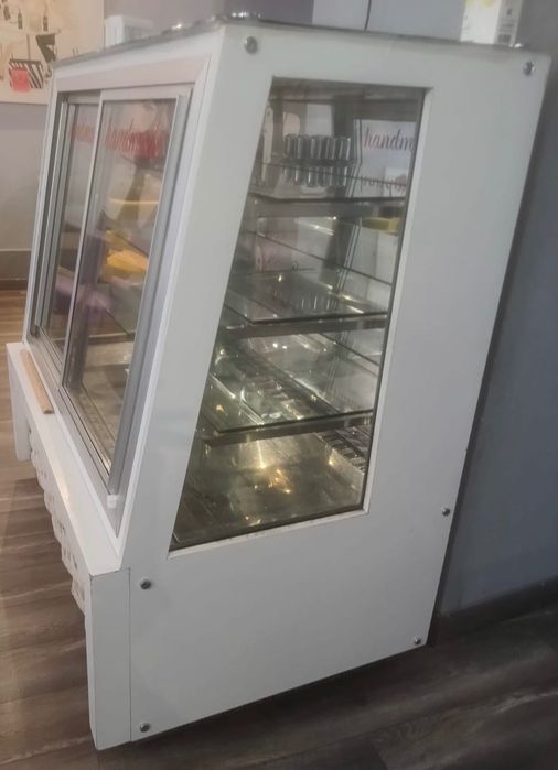 Хладилна Витрина за торти, сладки и други.