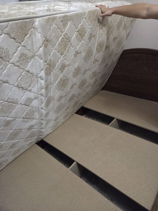 Продается кровать с матрасом