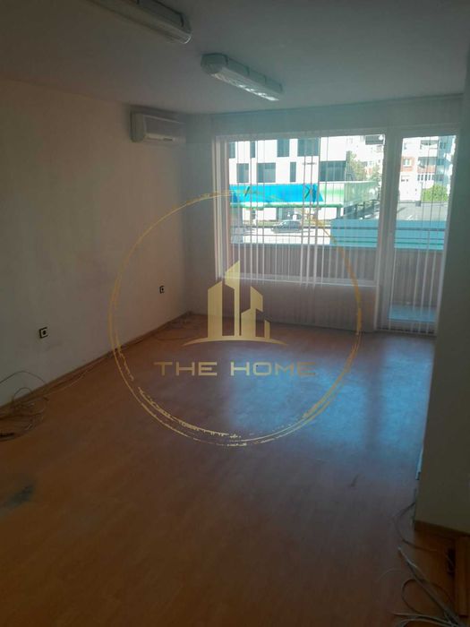 Дава се под наем Двустаен апартамент в Варна, Базар Левски - 120 кв.м за 725 € - Снимка #1