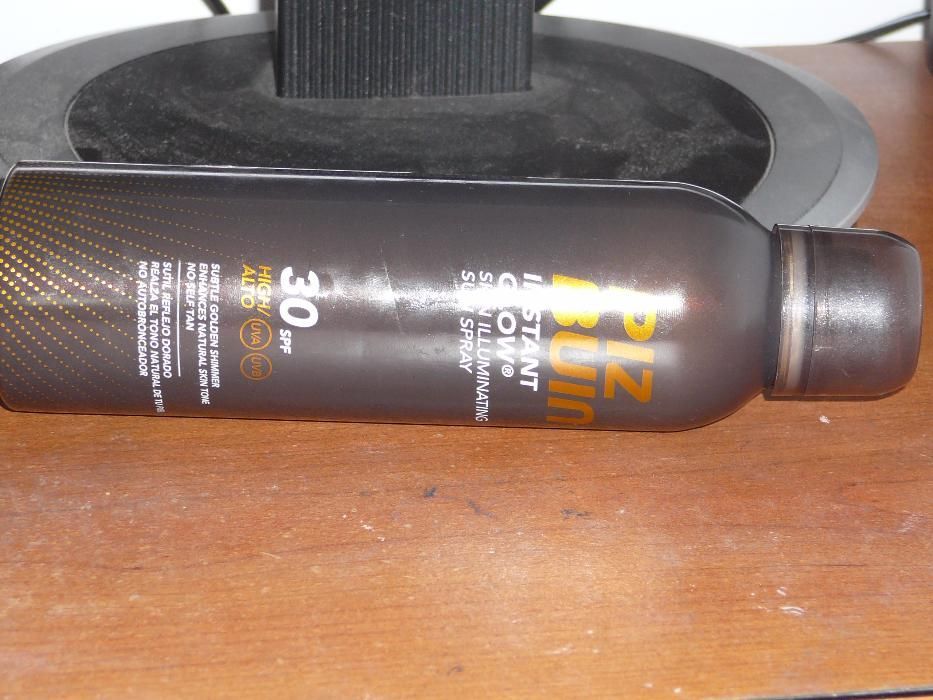 Spray cu efect de iluminare SPF30 Instant Glow Piz Buin 150 ml.