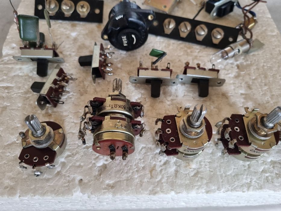 Pachet Potentiometre Alps, Comutatoare, etc. Perfecta stare.