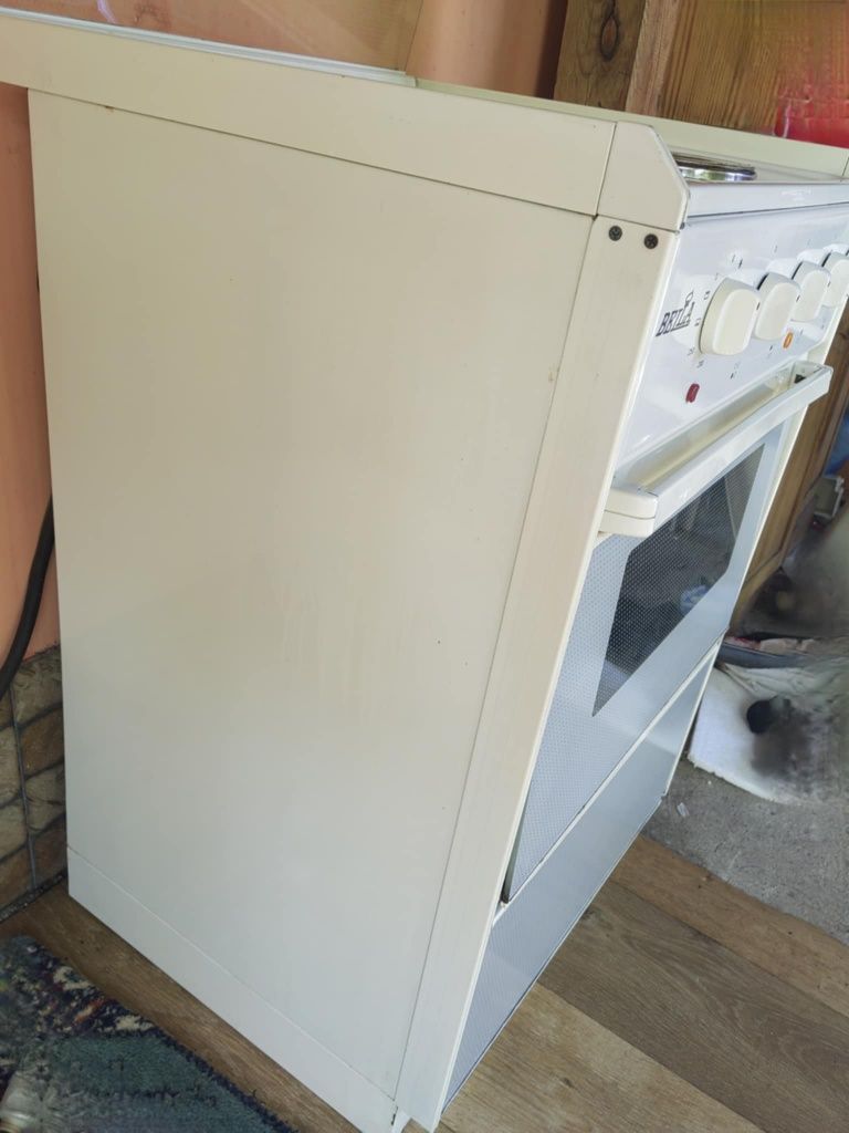 Готварска печка с  4 ел. котлона.  Почти не е ползвана . Много Добро с