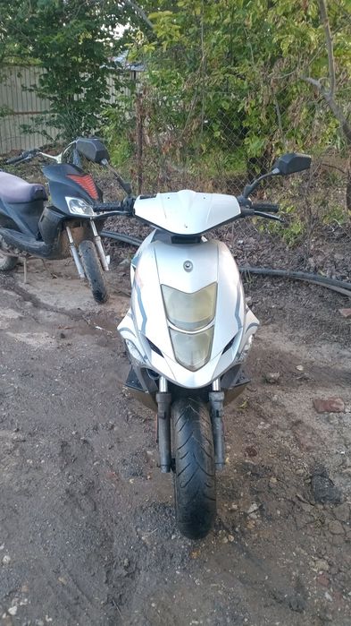 Vand doua scutere unu de 50 2t cu acte si unu de 80 4t