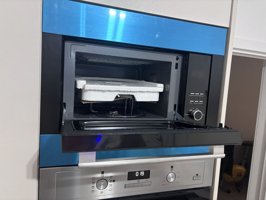 Cuptor cu microunde incorporabil HEINNER HMW-23BIXBK,23 L, 800 W, digi