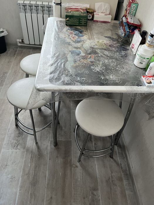 Стол кухонный и стулья