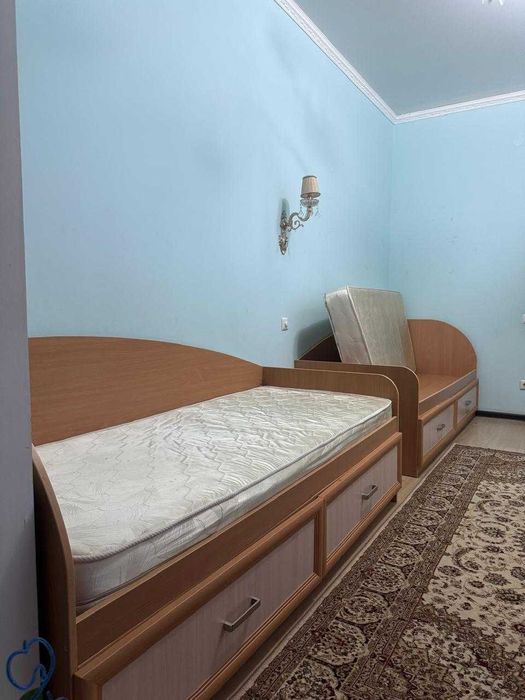 Продам парные кровати с тумбочкой