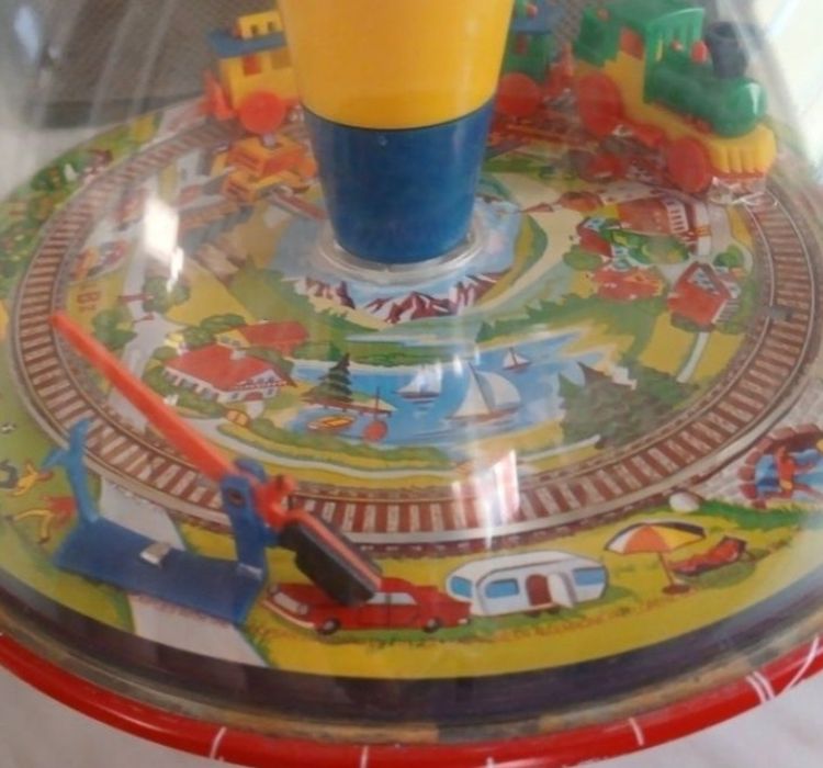 Jucărie veche. Obiectul din imagine este o jucărie tip titirez cu tren