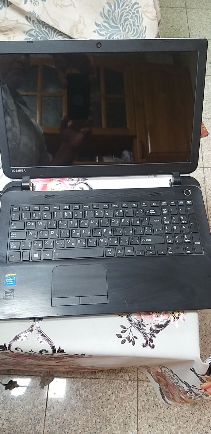 Лаптоп  Toshiba работи