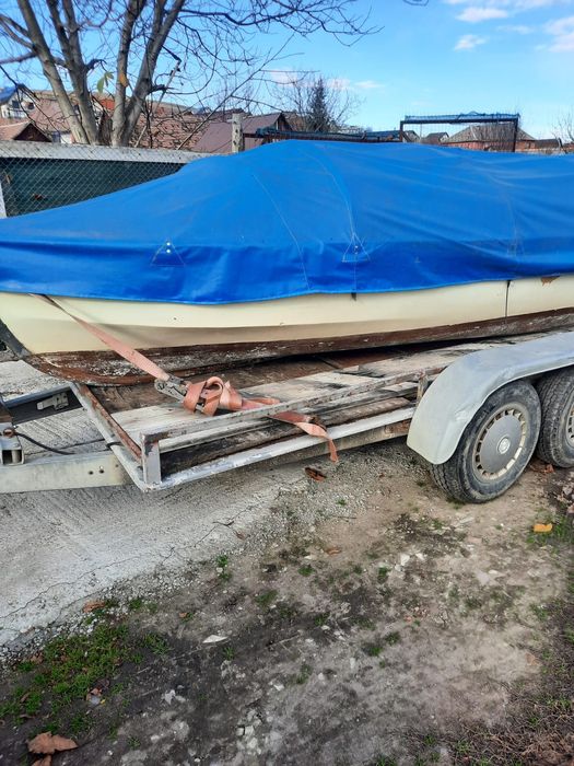 Barcă cu spațiu de depozitare