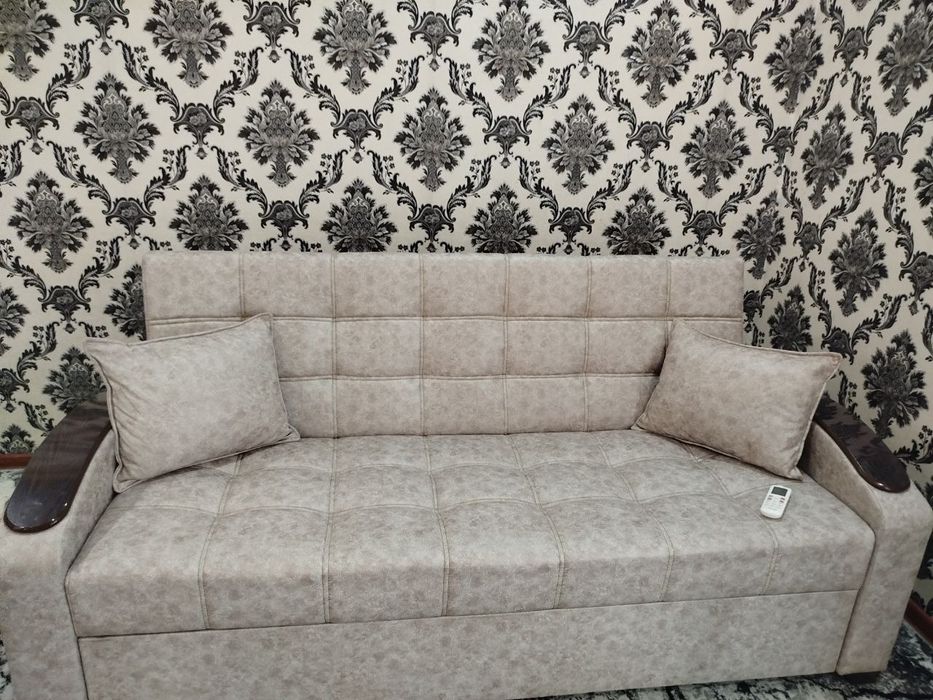 Диван раскладной бежевого цвета