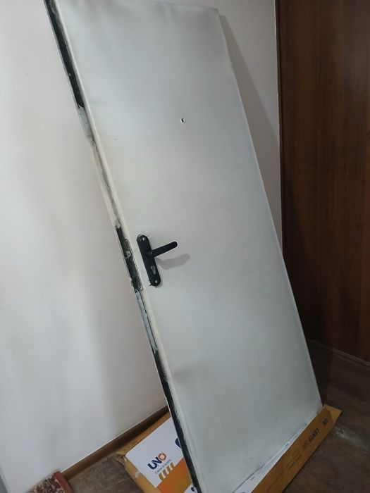 Входная дверь. Входная дверь металлический 2 ключа  рабочий замок