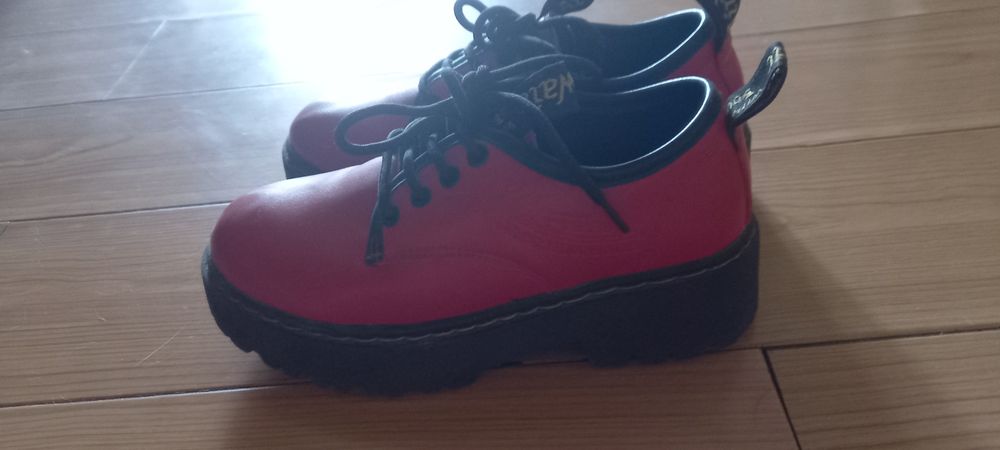 Красные батинки со шнурками