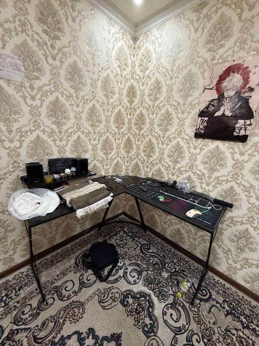 Stol L shaklda kompyuter uchun