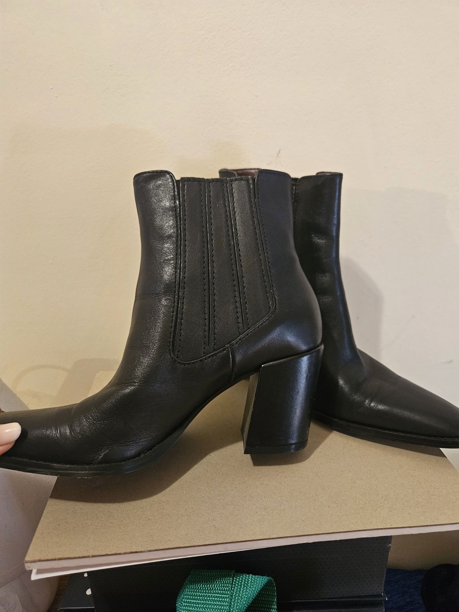 Vand ghete din piele zara nr 39