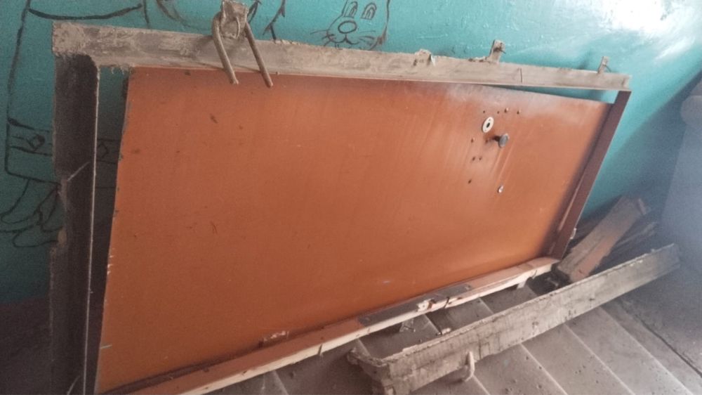 Продаю железную входную дверь