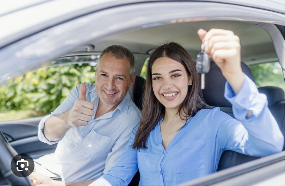 Инструктор женщина со стажем 17 лет вождения .