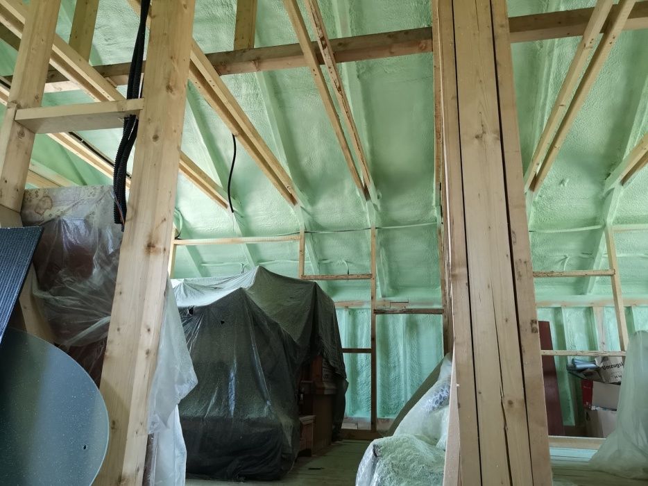 izolatii cu spuma poliuretanica termoizolatii cu spuma pod mansarda