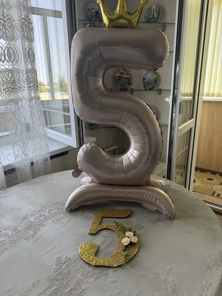 Цифра пять и воздушный шар