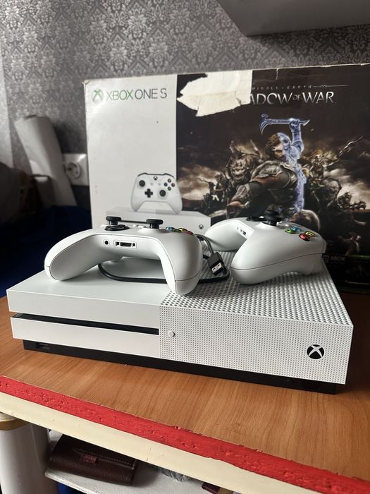 Xbox One S с играми 2 геймпада