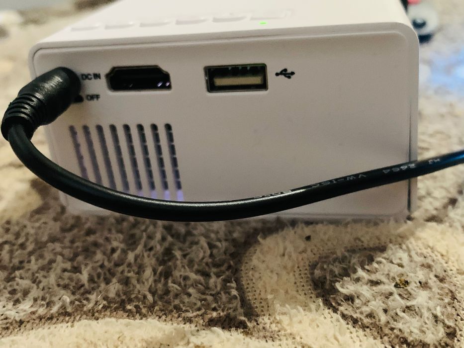 Продавам нов мини проектор. Подходящ е за домашно кино