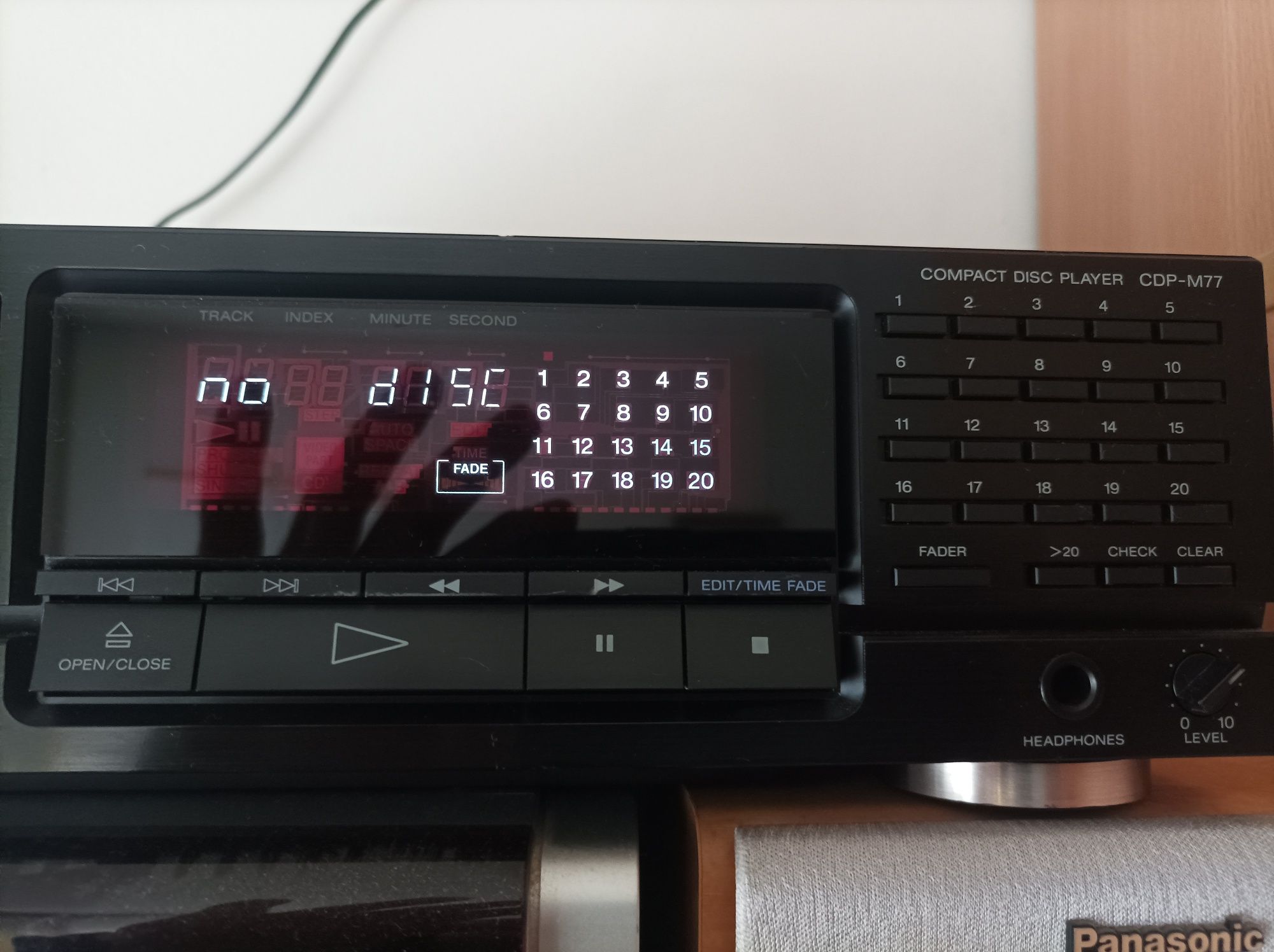 Продавам cd player Sony CDP-M77