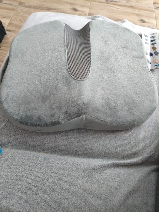 Perna ergonomic din spumă cu memorie pentru scaun – gri