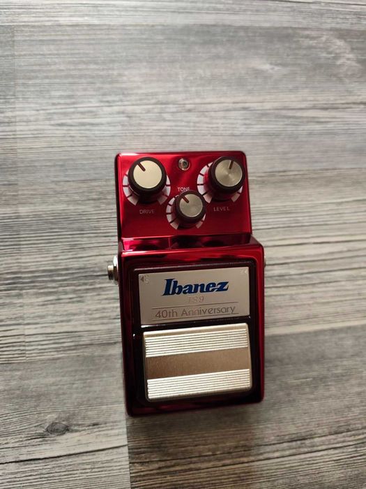 Много запазени китарни ефекти с оригиналните кутии!