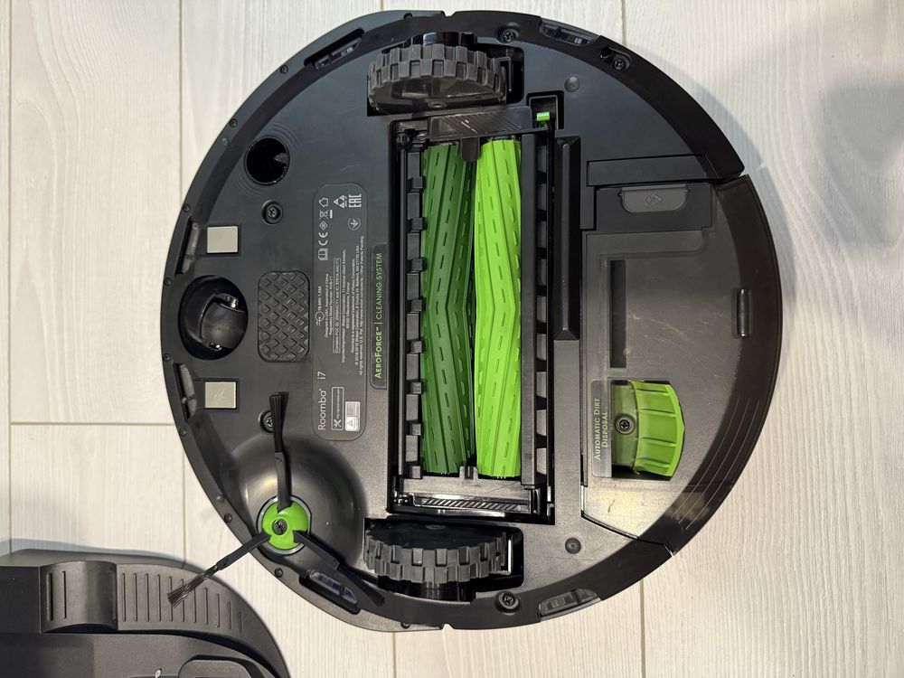 Робот прахосмукачка IRobot i7 със самопочистваща станция