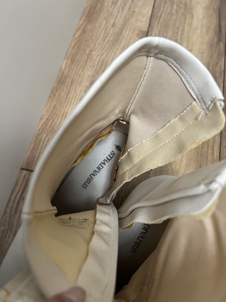 Белые сапоги Stradivarius