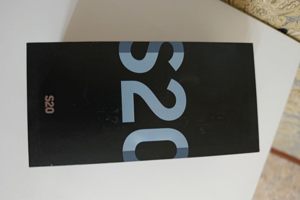 Продам телефон Samsung S20. В отличном состочнии.