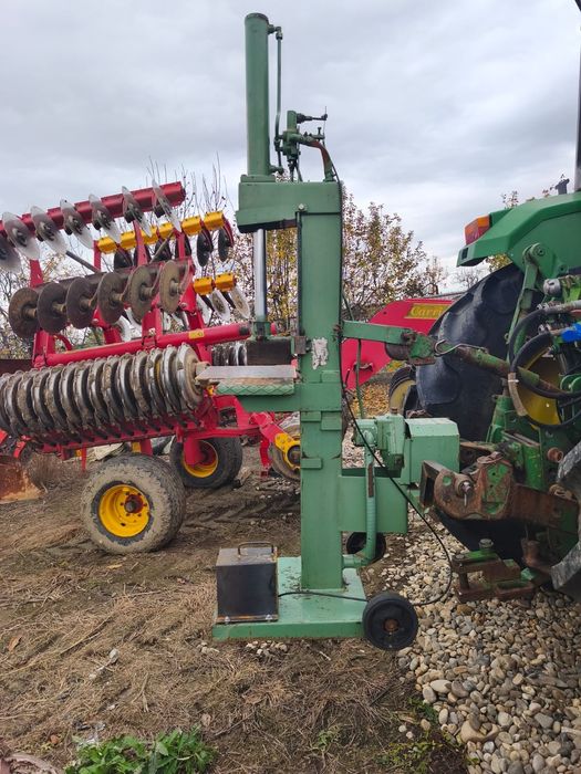 Crapator lemne la tractor