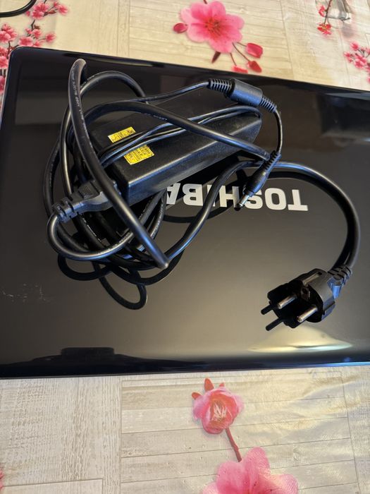 TOSHIBA лаптоп черен