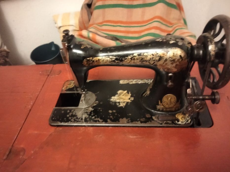Mașină de cusut veche