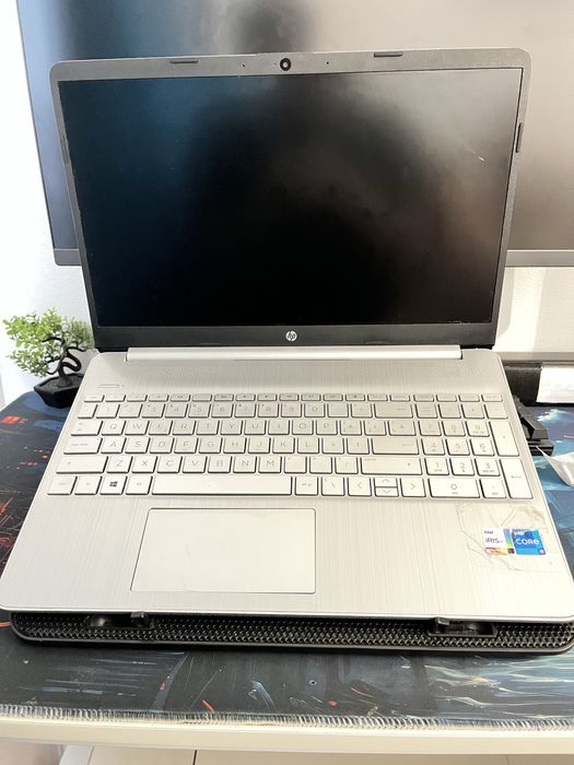 Vand laptop hp cu mici probleme
