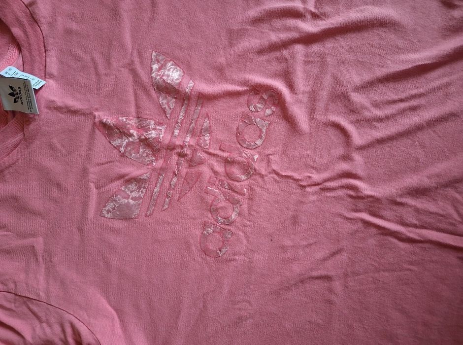 Adidas Дамска Тениска с Червен Акцент