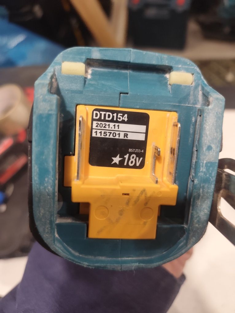 Безчетков акумулаторен импактдрайвър Макита Makita DTD154 + 5 Ah 175nm