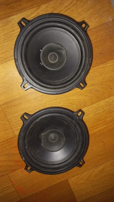 Продам Динамики  Рабочие Размеры 15×15 см.