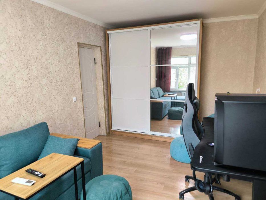 Продаётся своя квартира 1/3/3, кирпич, метро Космонавтов, Цум