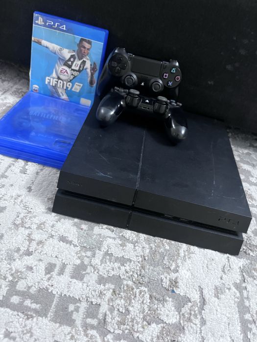PlayStation 4 — 500 ГБ + 2 джойстика + 4 диска