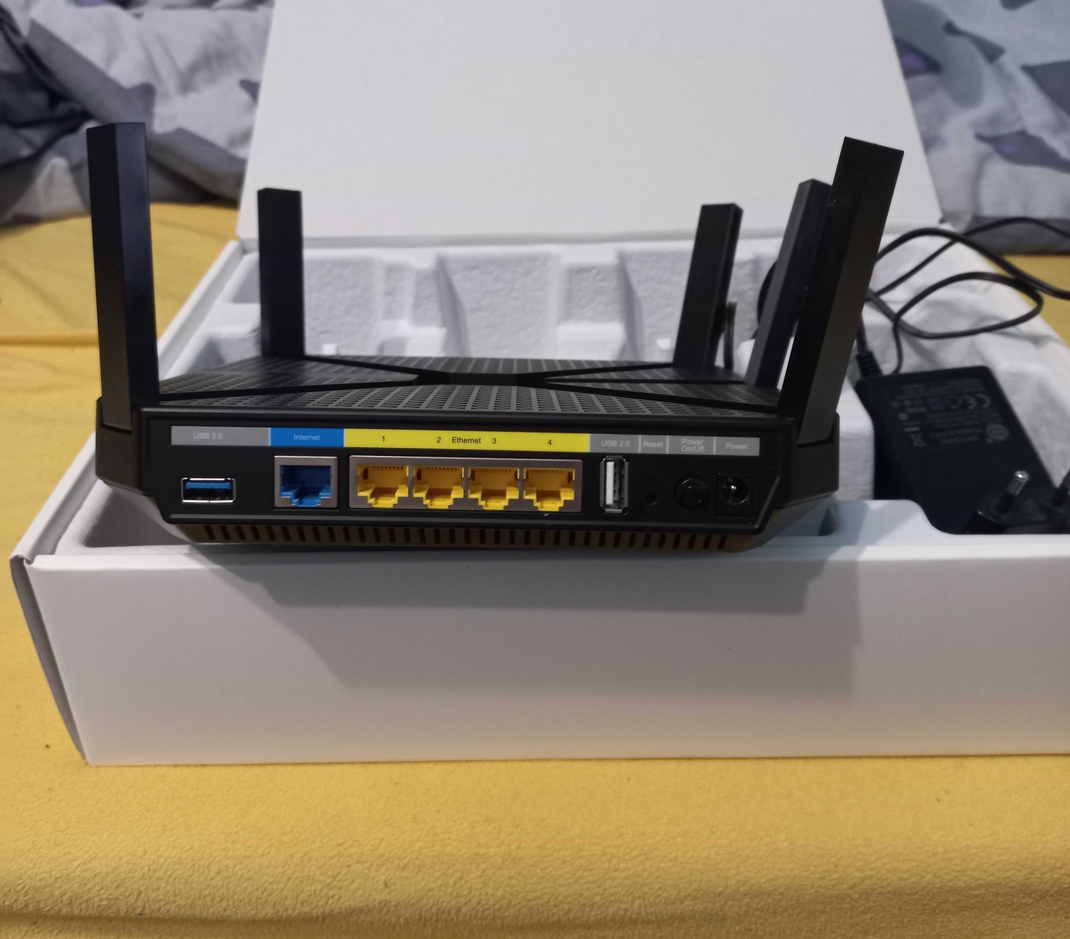 Router Wi-Fi Tri-Band Gigabit AC4000 cu Tehnologie MU-MIMO