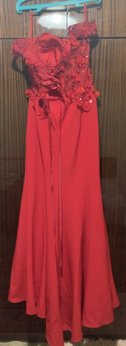 Червена бална рокля