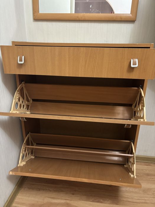 Продаю обувницу с зеркалом