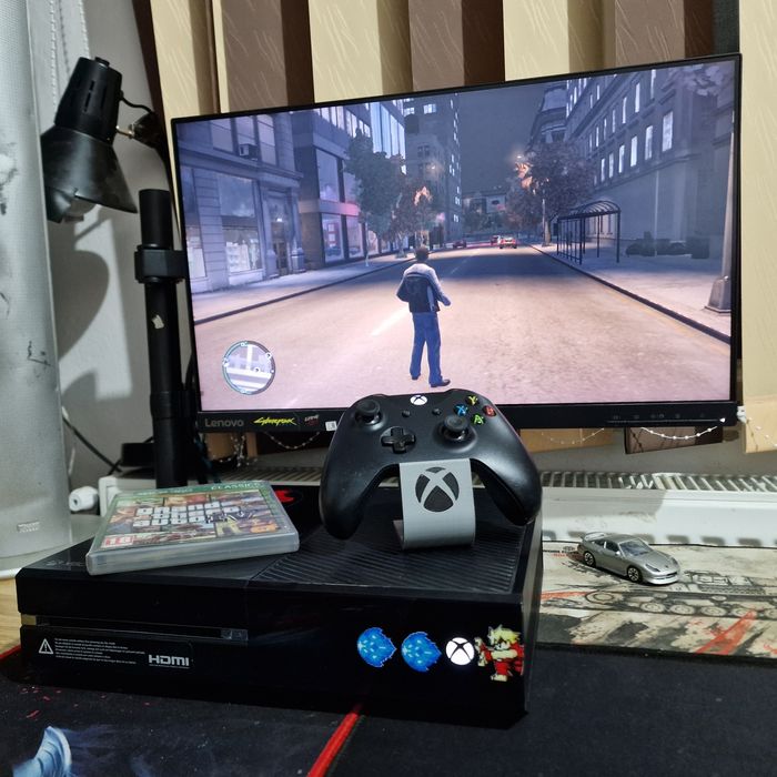 Vand Consola Xbox One 500gb cu un Controller