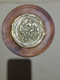 Декоративна стругована чиния с апликирана  масивна бронзова отливка.
