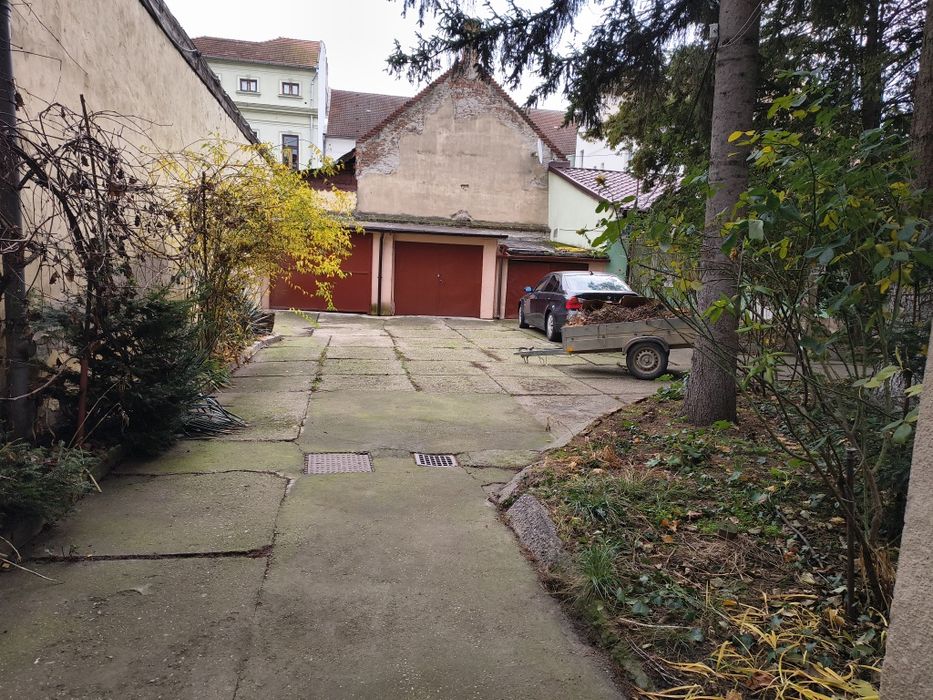 Ofer spre închiriere garaj și parare auto