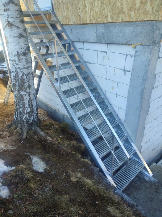 Vindem scări zincate la cerere